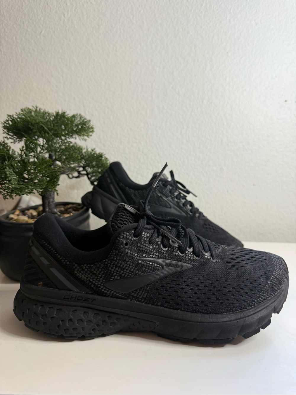 Brooks Ghost 11 Women size 9  Running Shoes - Black
